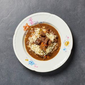 Wildstoofpot met gekookte rijst